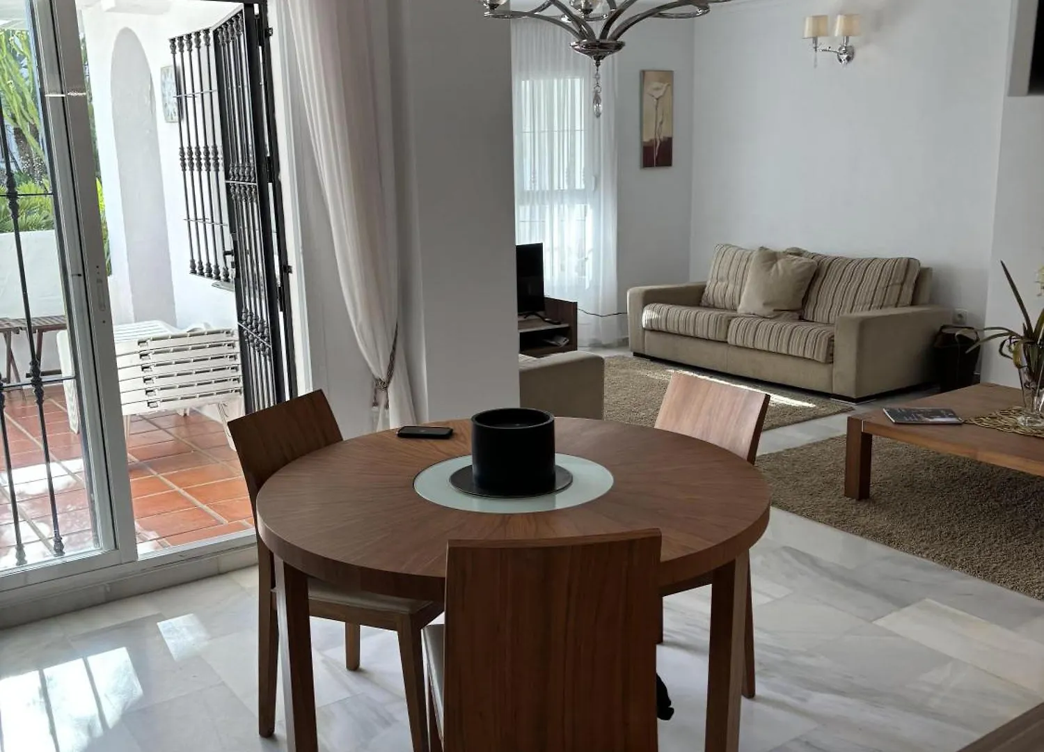Impeccable 3-Bed Apartment In Marbella 0*,